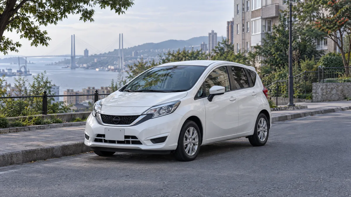 Белый Nissan Note с правым рулём на улице Владивостока